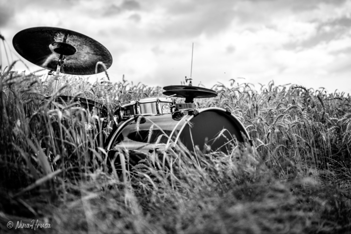 Schlagzeug im Feld, Drums in the field, schwarzweiß, Black and white, Zwischenmomente | Nina Hrusa Photography