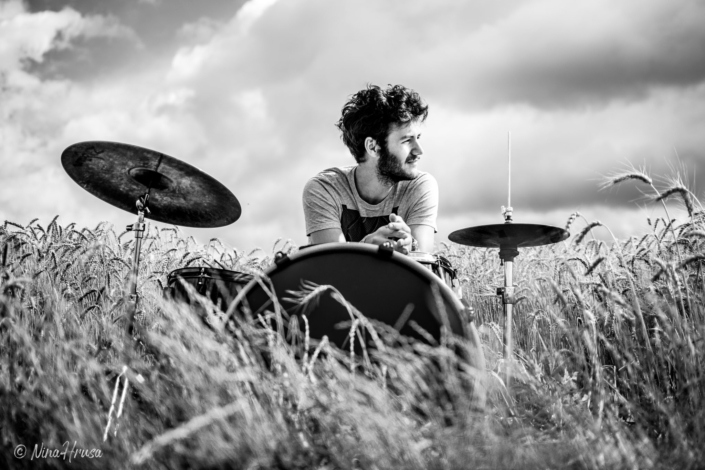 Mann am Schlagzeug im Feld, Schwarzweiss, Zwischenmomente | Nina Hrusa Photography